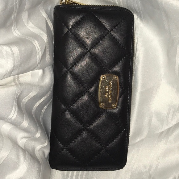 Padded clutch with classy plating on the front - Picture 1 of 7